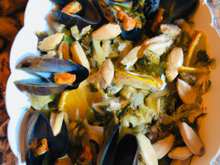 Salade de la mer : amandes, ail, surimis et moules 