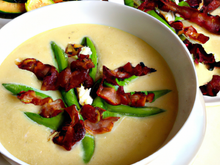 Soupe de courgette et petits pois au fromage et au bacon grillé