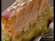 Saumon laqué, sésame et pois cassés au poivre chinois