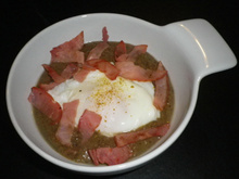 Soupe de lentilles du Puy, œuf poché et lamelles de bacon