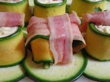 Courgette farcie au Carré Frais, roulée au jambon de bayonne