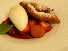 Gourmandises de fraises et framboises aux olives confites et tomates douces vanillées, sorbet citron basilic et bugne citron