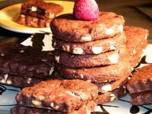Sablés chocolat noir et blanc, fleur de sel et framboises