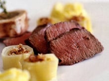 Filet de bœuf poché avec poireaux et sauce au raifort