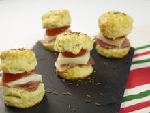 Scones au cumin, jambon cru, tomates cerises et pur fromage de brebis Etorki