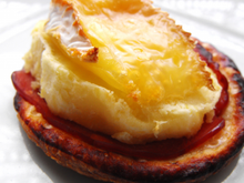 Camembert sur pommes de terre sur bacon sur lit feuilleté