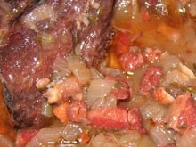 Bœuf bourguignon découpé en cubes et longtemps mijoté