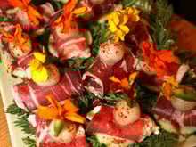 Jardinet fleuri de roulades de jambon Noir de Bigorre - Atelier Charcuterie
