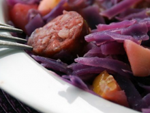 Chou rouge aux pommes et saucisse fumée
