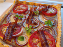 Tarte chèvre bacon oignon poivron tomate