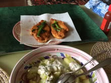 Poulet pané au parmesan, pommes de terre au four et sauce à la ciboulette