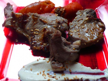 Côtelettes d'agneau, poivrons farcis à l'aubergine, crème de sésame
