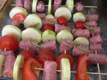 Brochettes de chipolatas au romarin cuites au four