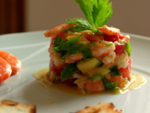 Salade de crevettes, mangue et tomates au citron vert