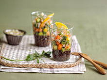 Verrine de quinoa, petite salade de surimi, mangue et graines germées