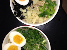 Soupe Ramen Soja Caramel au porc et salade d'épinards aux pousses de bambou