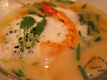 Soupe de courge et gambas à l'émulsion de coco et germes de poireaux