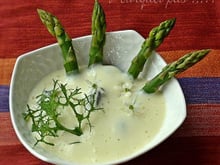Escargots, asperges, espuma de pommes de terre, ail des ours
