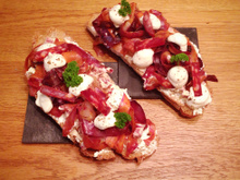 Tartines monochromes rouges à la carotte et au chorizo