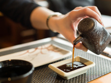 "La sauce soja seule a une saveur agressive qui est complètement déséquilibrée" :  un chef dévoile la véritable façon d’utiliser la sauce soja et ça change tout !