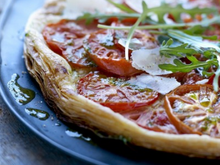 Tarte feuilletée à la tomate, pesto de roquette