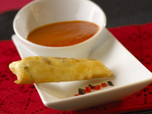 Le velouté glacé de poivrons et ses nems au fromage fouetté