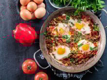 Chakchouka ou Tchakchouka (Poêlée de poivrons grillés et tomates à l’œuf)