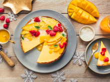 Tarte crème brûlée, noix de coco et fruits exotiques