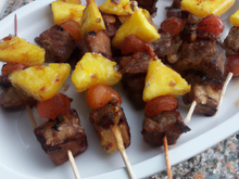 Brochettes de bœuf et ananas à l'aigre doux