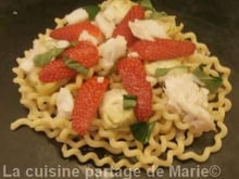 Salade de pâtes aux fraises et cabillaud