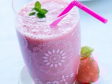 Smoothie pamplemousse de Floride, banane, gingembre et fraise