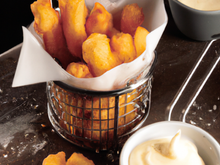 Crèmes frites au fromage, beignets soufflés