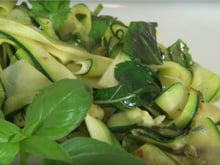 Tagliatelles de courgettes à l'ail et au basilic