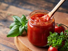 Cette cheffe dévoile l'ingrédient miracle qui remplace le sucre dans la sauce tomate pour corriger l’acidité