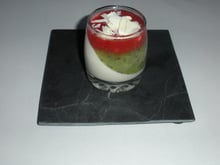 Panna cotta chocolat blanc-coulis kiwi et fraises