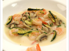 Nage de crevettes, courgettes et champignons au gingembre