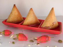 Samossas de fraises à la frangipane