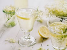 Spritz blanc ou cocktail à la liqueur de fleurs de sureau