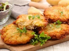 “Je me les fais égoïstement pour moi” : Cyril Lignac dévoile sa recette de galettes de pomme de terre au fromage