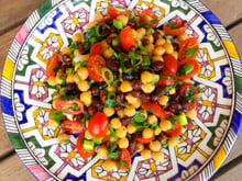 Salade aux haricots rouges, pois chiches et tomates