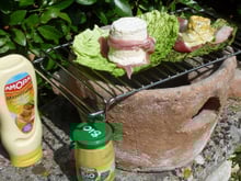 Ma recette barbecue :CHABICHOU du POITOU  dans sa feuille de chou, habillé jambon de pays, maquillé Amora, cuit sur la braise sur notre réchaud en terre de grand-mère.