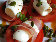 Tomates à la mozzarella et aux lardons