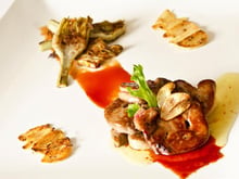 Foie gras poêlé et laqué, ail croustillant et artichauts grillés