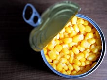 Pourquoi il ne faut JAMAIS remettre une boîte de conserve ouverte au frigo (et le bon réflexe à adopter)