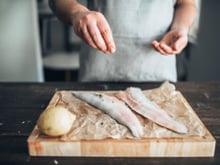 Faut-il saler le poisson avant ou pendant la cuisson ?
