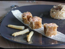 Risotto asperge-champignon, crème de parmesan et son saumon croustillant saveur noisette