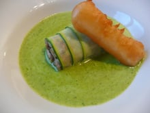 Cannelloni de courgette aux champignons de Paris, velouté de fanes de radis, tempura de céleri rave