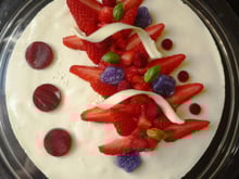 Entremet chocolat blanc, fraises gariguette et violette