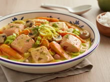 "Un bon plat chaud et rassasiant mais ici en version légère" : Voici une recette de blanquette de saumon, idéale pour l’hiver !