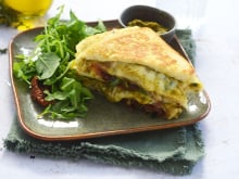 Sandwich omelette au pesto, jambon cru et mozzarella